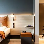 Moxy Hotel 3*