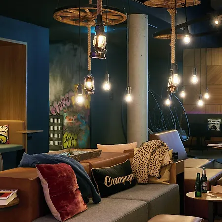 Moxy 3*