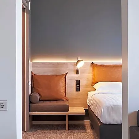 Отель Moxy 3*