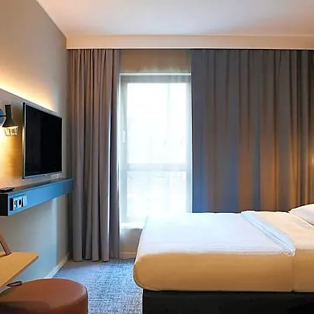 Moxy 3*