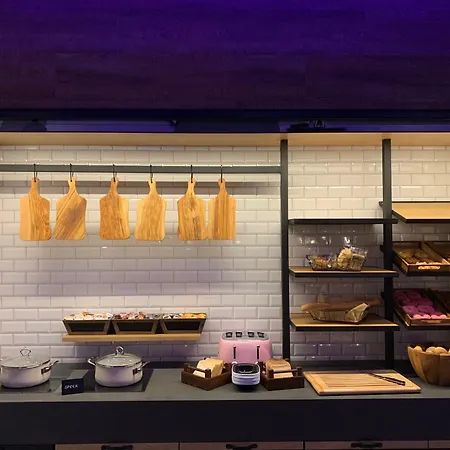 Отель Moxy 3*